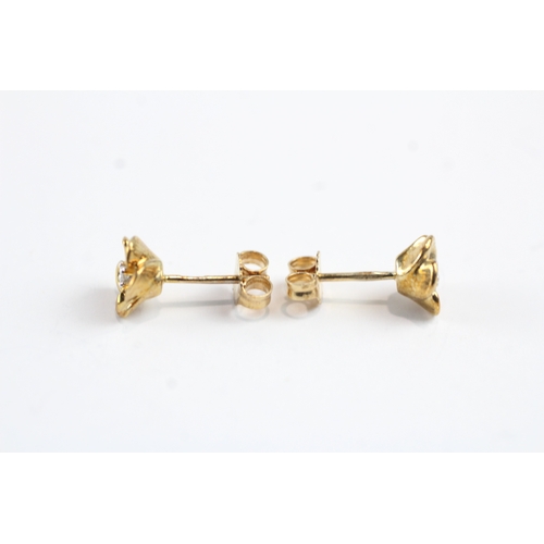 14 - 9ct gold diamond set floral stud earrings (1.6g)