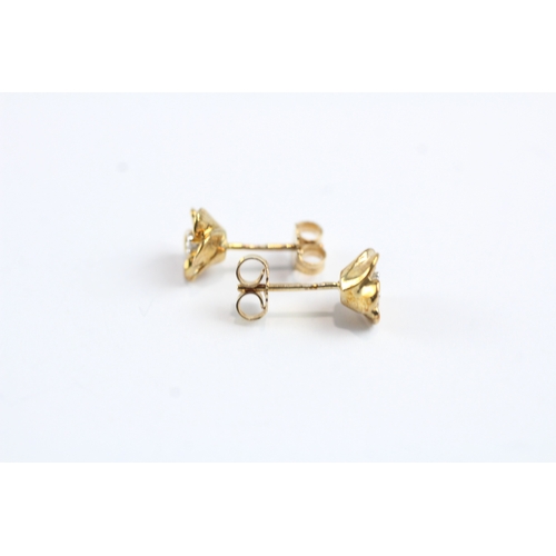 14 - 9ct gold diamond set floral stud earrings (1.6g)