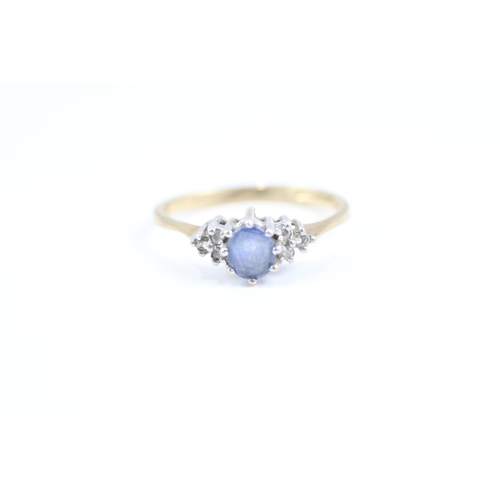 153 - 9ct gold blue gemstone solitaire dress ring w/ diamond set shoulders (1.4g) Size K