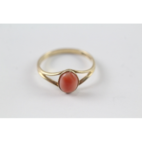 162 - 9ct gold cabochon cut coral dress ring w/ split shoulders (1.5g) Size O