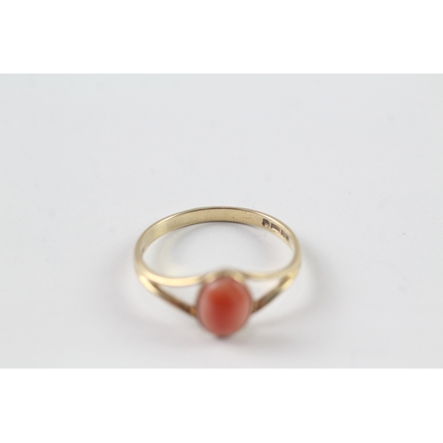 162 - 9ct gold cabochon cut coral dress ring w/ split shoulders (1.5g) Size O