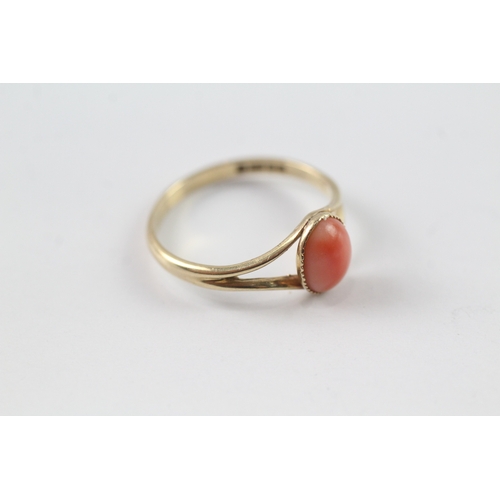 162 - 9ct gold cabochon cut coral dress ring w/ split shoulders (1.5g) Size O