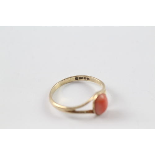 162 - 9ct gold cabochon cut coral dress ring w/ split shoulders (1.5g) Size O