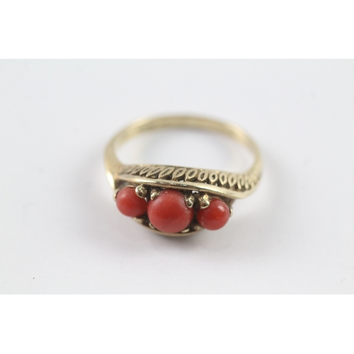 165 - 9ct gold coral trilogy dress ring (3.3g) Size R