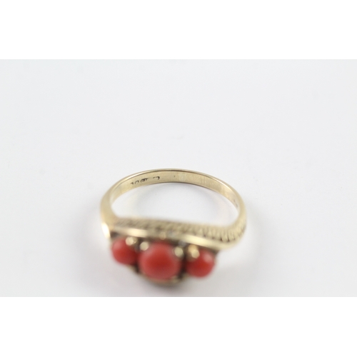 165 - 9ct gold coral trilogy dress ring (3.3g) Size R