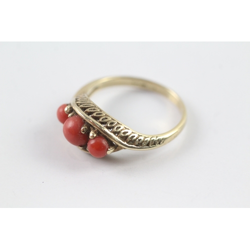 165 - 9ct gold coral trilogy dress ring (3.3g) Size R