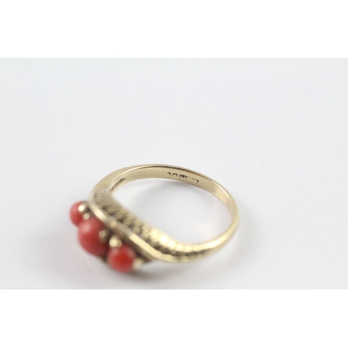 165 - 9ct gold coral trilogy dress ring (3.3g) Size R