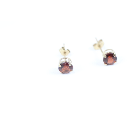 167 - 9ct gold round cut red gemstone solitaire stud earrings (0.5g)