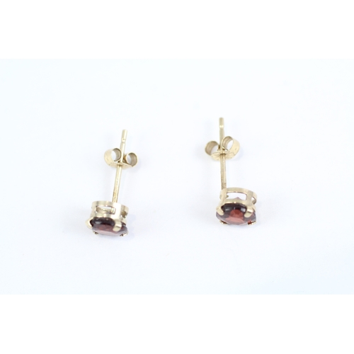 167 - 9ct gold round cut red gemstone solitaire stud earrings (0.5g)