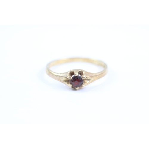 20 - 2x 9ct gold garnet stud earrings & ring Size O