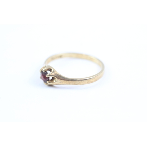 20 - 2x 9ct gold garnet stud earrings & ring Size O