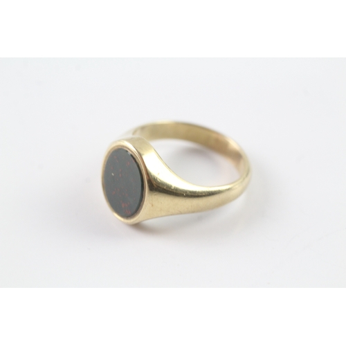 204 - 9ct gold blood stone signet ring Size Q