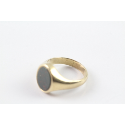 204 - 9ct gold blood stone signet ring Size Q