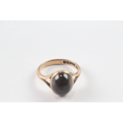 221 - 9ct gold garnet set ring Size M