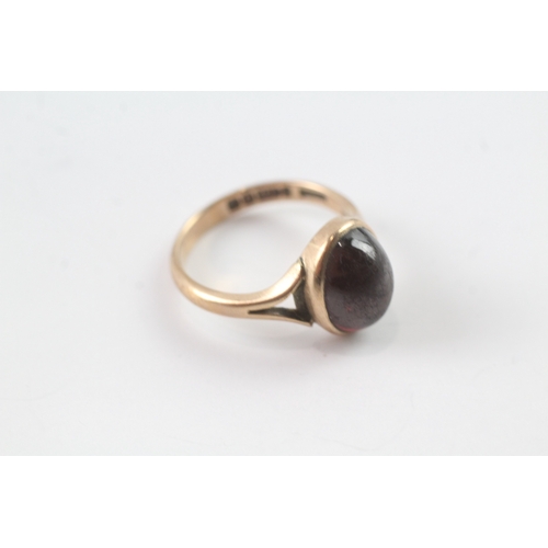 221 - 9ct gold garnet set ring Size M