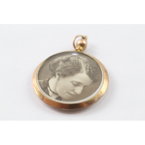 242 - 9ct gold antique double sided locket with photographs (4.5g)