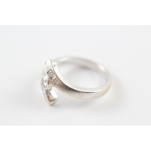 36 - 18ct white gold bypass ring Size O