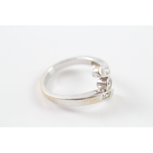 36 - 18ct white gold bypass ring Size O