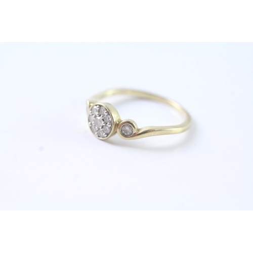 39 - 9ct gold vintage diamond cluster ring (2.4g) Size R 1/2