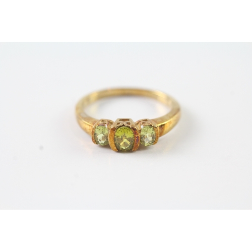 52 - 9ct gold oval cut green gemstone trilogy ring (2.7g) Size N 1/2