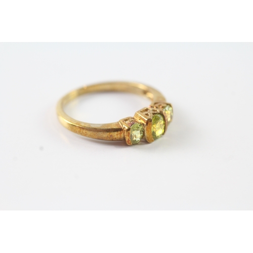 52 - 9ct gold oval cut green gemstone trilogy ring (2.7g) Size N 1/2