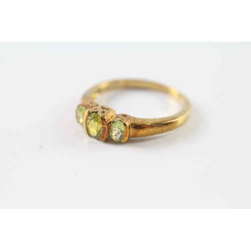 52 - 9ct gold oval cut green gemstone trilogy ring (2.7g) Size N 1/2