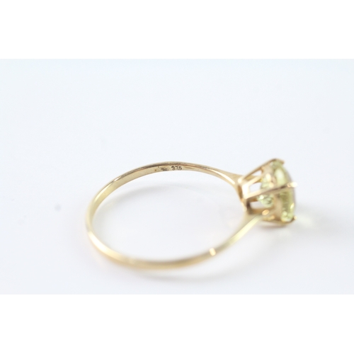 59 - 9ct gold green gemstone dress ring (1.6g) Size V