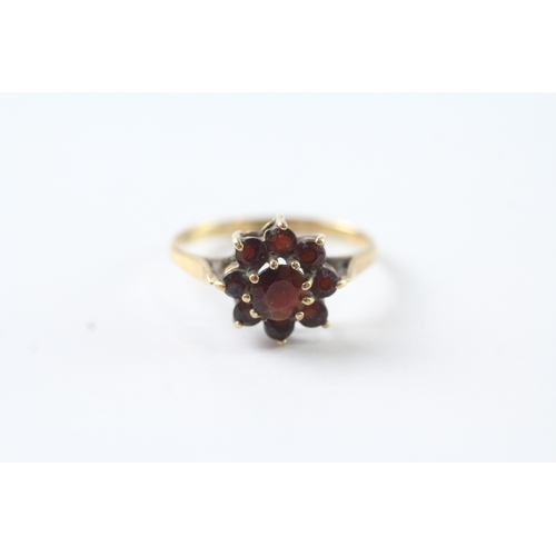 69 - 9ct gold vintage garnet floral cluster dress ring (1.4g) Size P