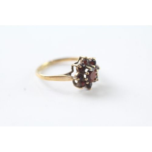 69 - 9ct gold vintage garnet floral cluster dress ring (1.4g) Size P