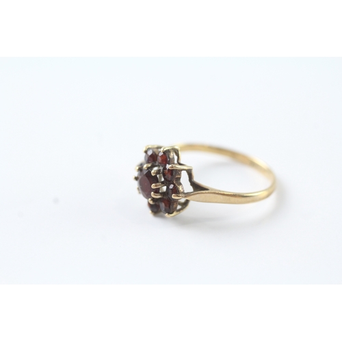 69 - 9ct gold vintage garnet floral cluster dress ring (1.4g) Size P