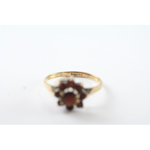 69 - 9ct gold vintage garnet floral cluster dress ring (1.4g) Size P