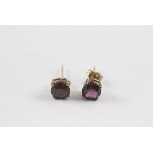 72 - 9ct gold round cut pink gemstone stud earrings (1.1g)