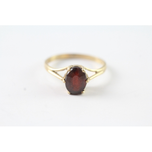 81 - 9ct gold oval cut garnet solitaire dress ring (2g) Size O