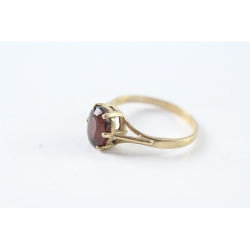 81 - 9ct gold oval cut garnet solitaire dress ring (2g) Size O