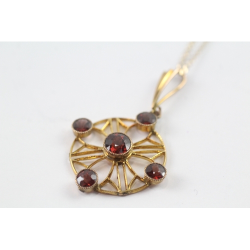 86 - 9ct gold garnet ornate pendant on chain (2.9g)