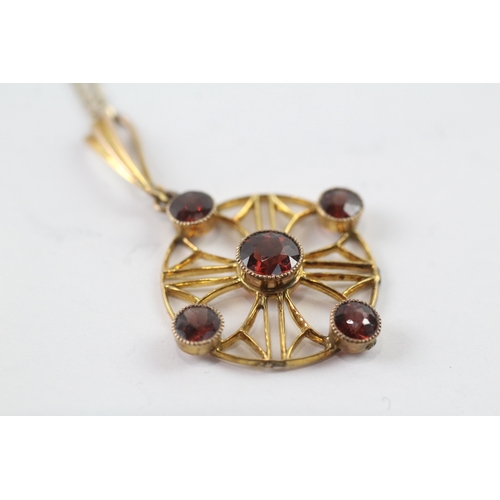 86 - 9ct gold garnet ornate pendant on chain (2.9g)