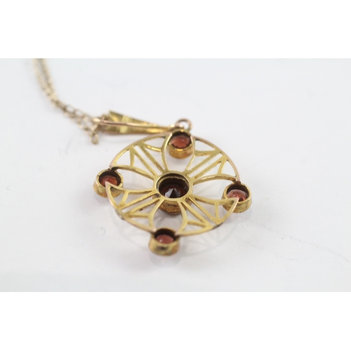 86 - 9ct gold garnet ornate pendant on chain (2.9g)