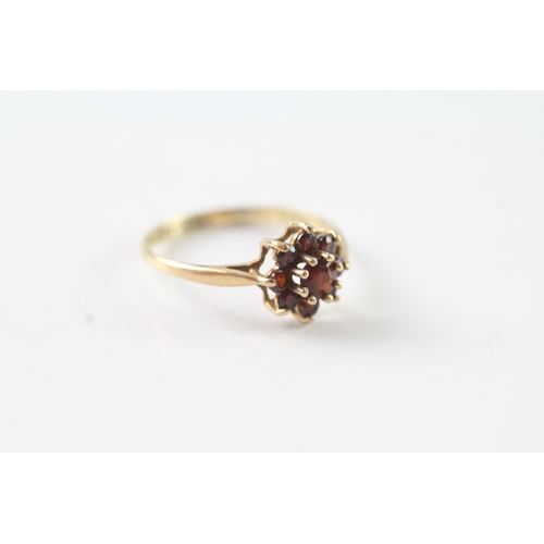 93 - 9ct gold garnet cluster ring (1.2g) Size L