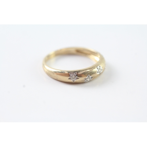 96 - 9ct gold diamond star design band ring (1.9g) Size P