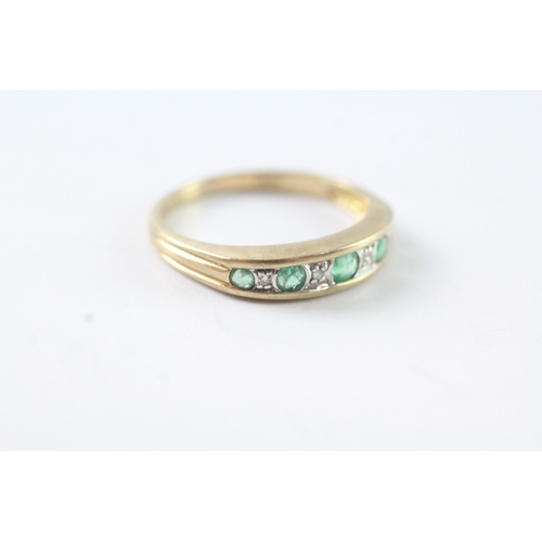 97 - 9ct gold emerald & diamond half eternity ring (2g) Size P