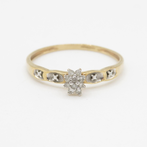 118 - 9ct gold diamond cluster dress ring (1.1g) Size P