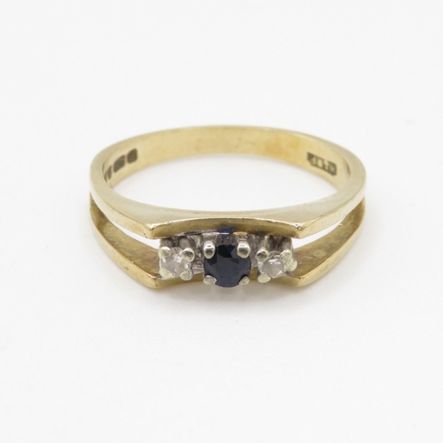 122 - 9ct gold sapphire & diamond three stone ring (2.7g)