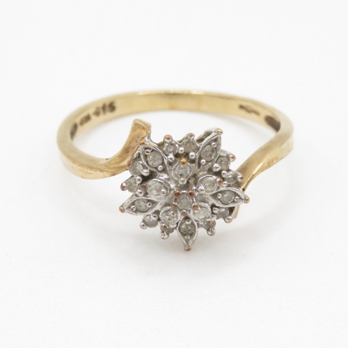 123 - 9ct gold diamond floral cluster ring (2.6g) Size P