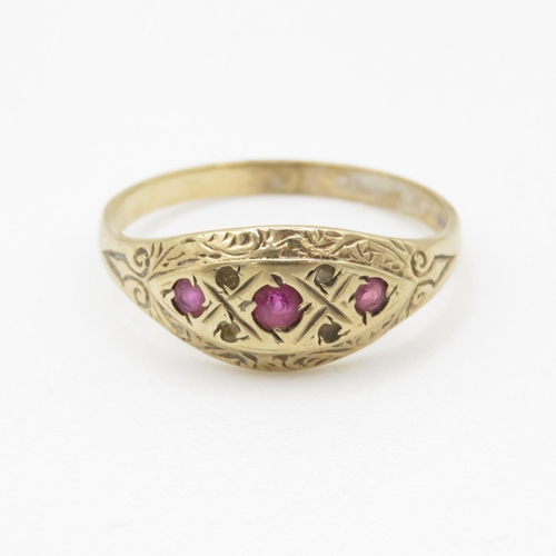 19 - 9ct gold vintage ruby trilogy dress ring (1.8g) Size Q