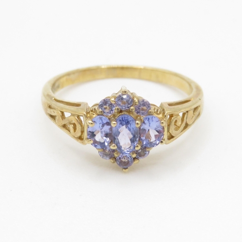 37 - 9ct gold tanzanite cluster dress ring w/ cut work shoulders (2.5g) Size P