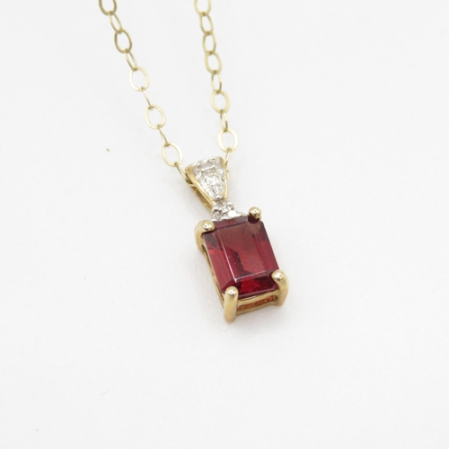 49 - 9ct gold garnet and diamond pendant on chain (1.5g)