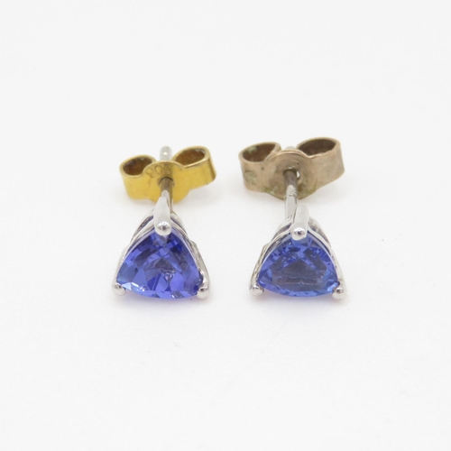 71 - 9ct gold trillion cut blue gemstone stud earrings (1.2g)