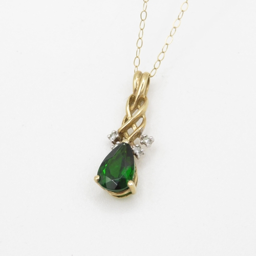 72 - 9ct gold diamond and pear cut diopside set pendant necklace (1.6g)