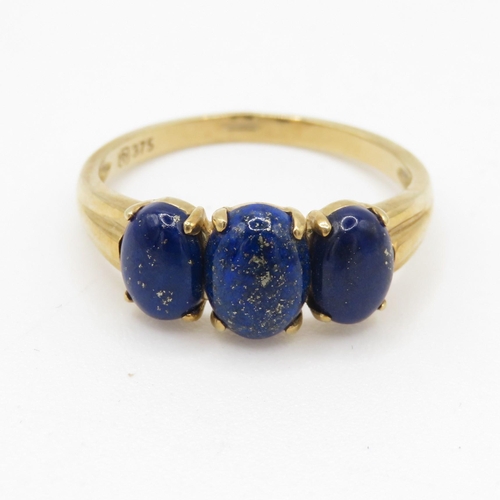 89 - 9ct gold cabochon cut lapis lazuli trilogy dress ring (2.6g) Size R