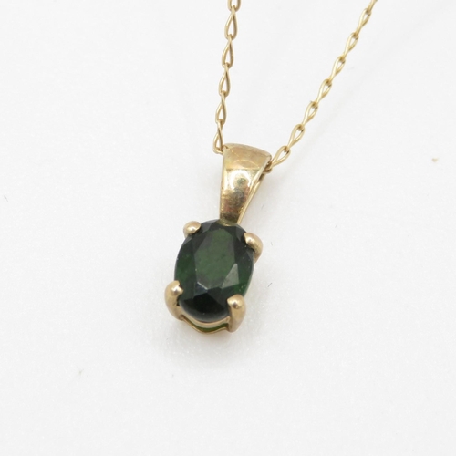 91 - 9ct gold green gemstone set solitaire pendant necklace (1g)